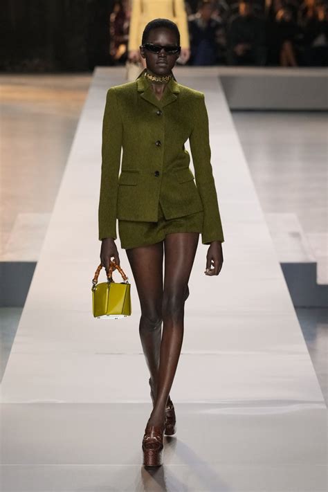 gonna gucci modella sfilata